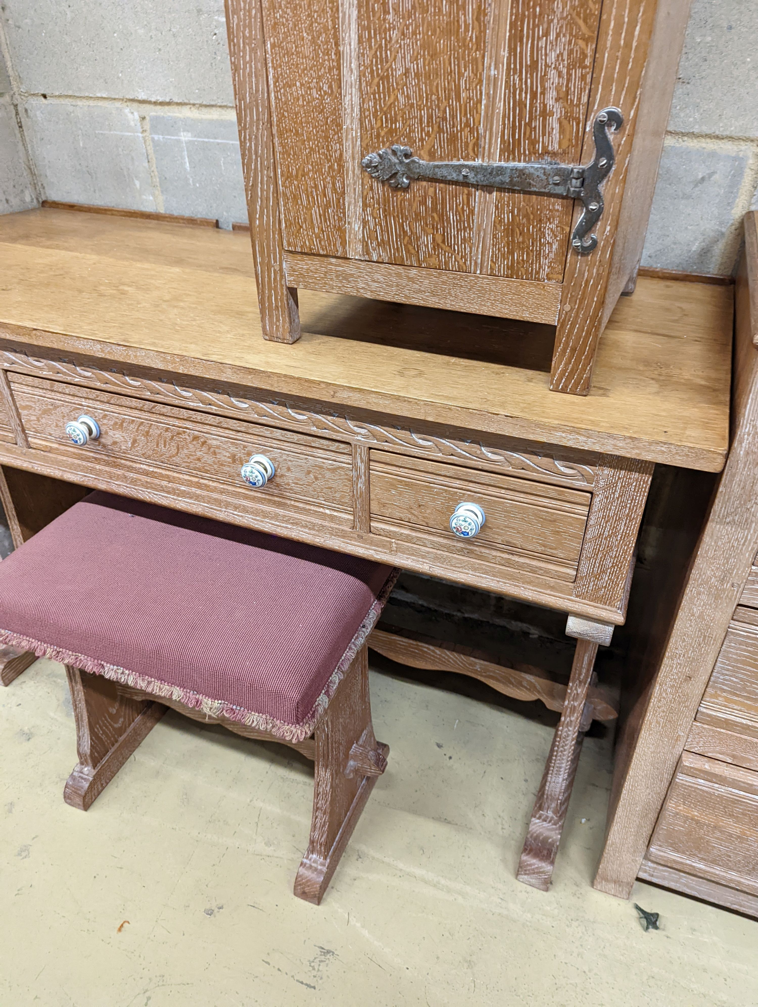 A Maple lime oaked bedroom suite. Dressing table -W-117cm, D-48cm, H-76cm.